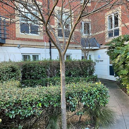 Modern 2 Bed Apt In Egham High Street, With Private Parking And Wifi Lägenhet Exteriör bild