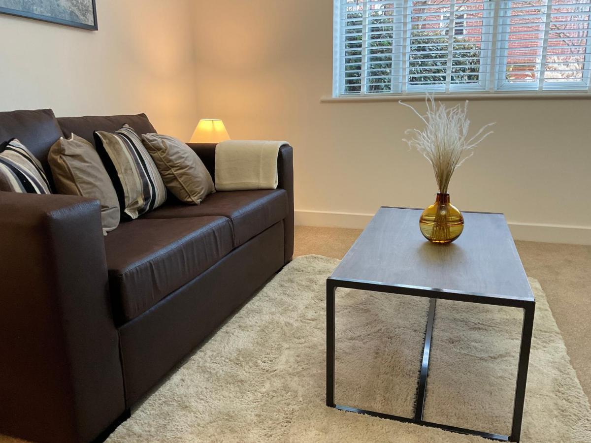 Modern 2 Bed Apt In Egham High Street, With Private Parking And Wifi Lägenhet Exteriör bild