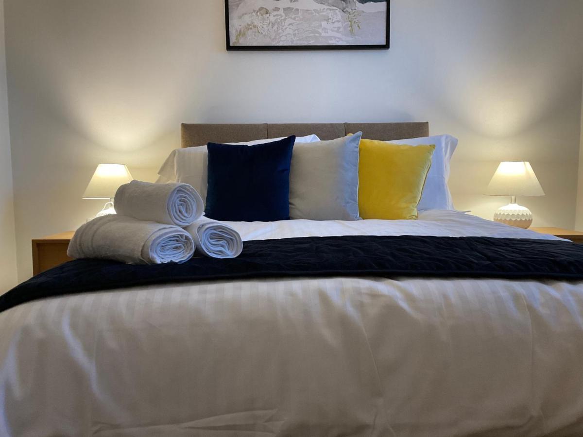 Modern 2 Bed Apt In Egham High Street, With Private Parking And Wifi Lägenhet Exteriör bild