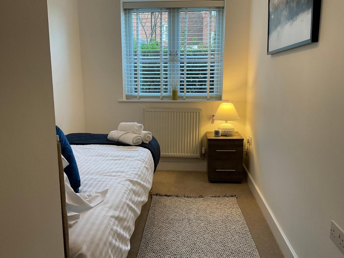 Modern 2 Bed Apt In Egham High Street, With Private Parking And Wifi Lägenhet Exteriör bild