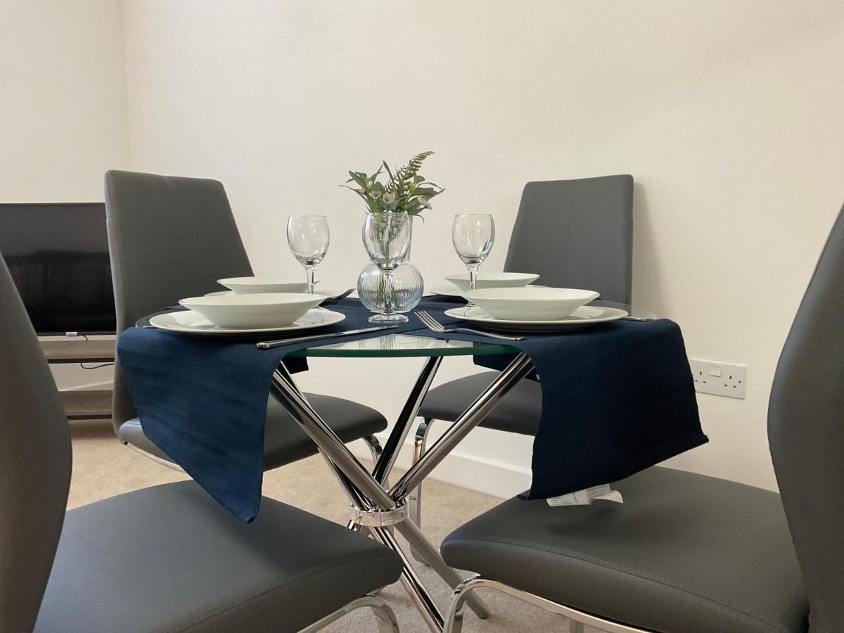 Modern 2 Bed Apt In Egham High Street, With Private Parking And Wifi Lägenhet Exteriör bild