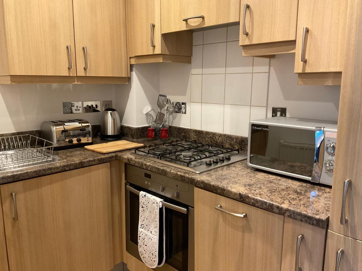 Modern 2 Bed Apt In Egham High Street, With Private Parking And Wifi Lägenhet Exteriör bild