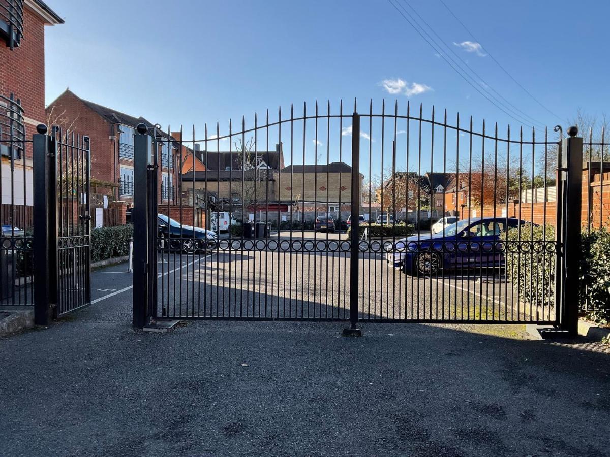 Modern 2 Bed Apt In Egham High Street, With Private Parking And Wifi Lägenhet Exteriör bild
